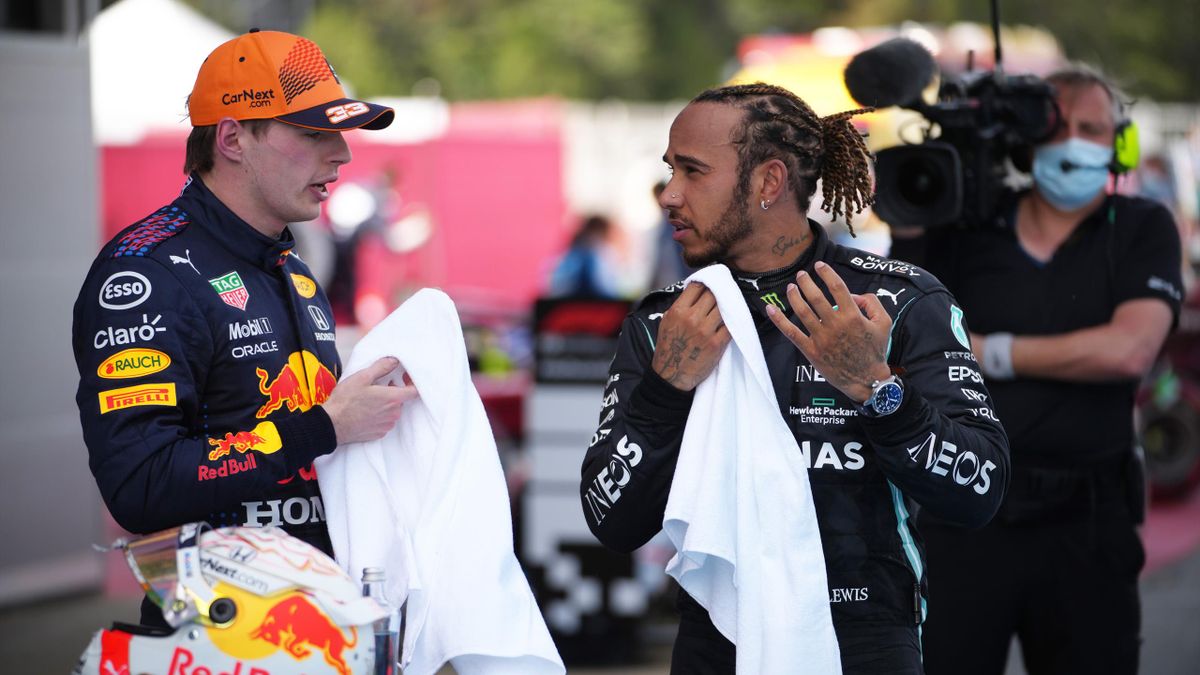 Max Verstappen (links) im Gespräch mit Lewis Hamilton