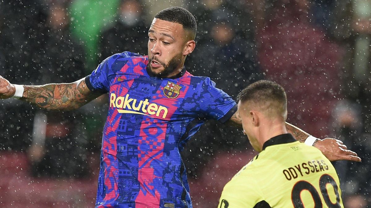 Memphis Depay in action for Barcelona