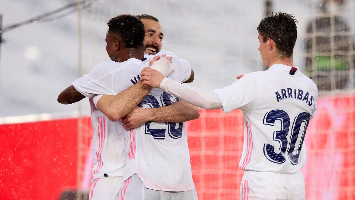 Karim Benzema of Real Madrid celebrates with Vinicius Junior and Sergio Arribas
