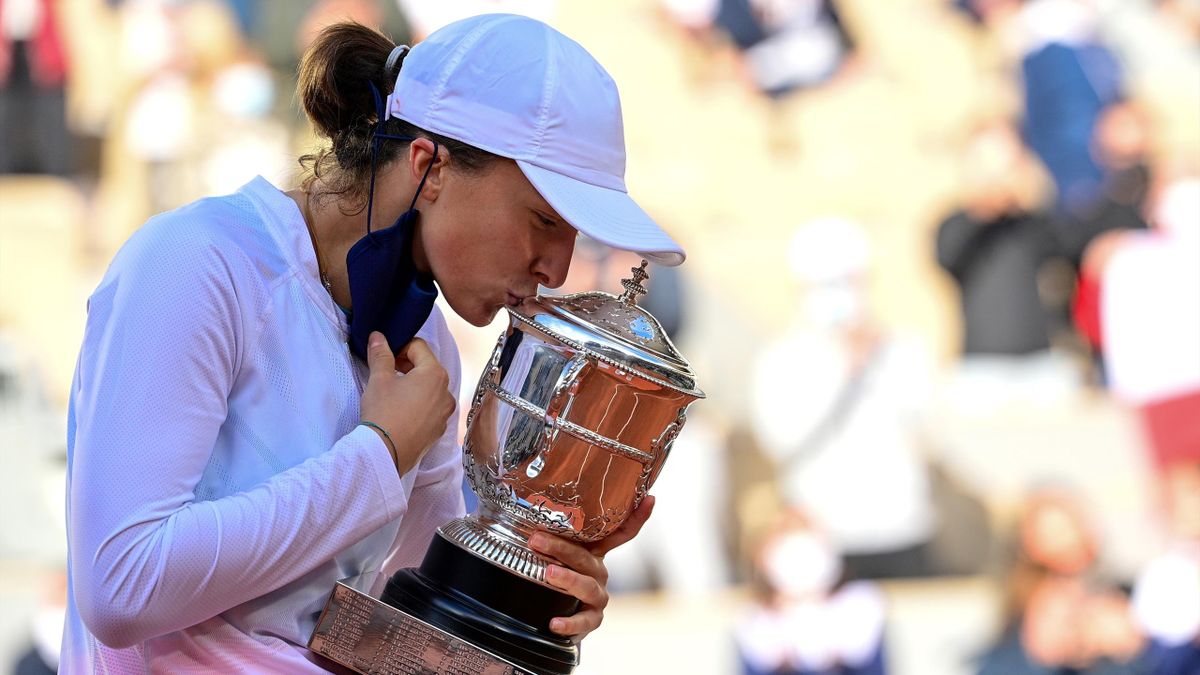 Iga Swiatek besa el trofeo de vencedora de Roland-Garros