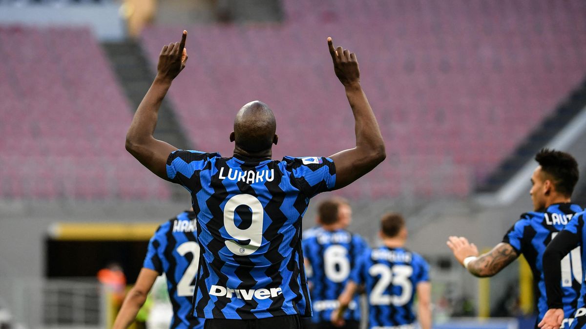 Romelu Lukaku esulta dopo il gol contro il Sassuolo