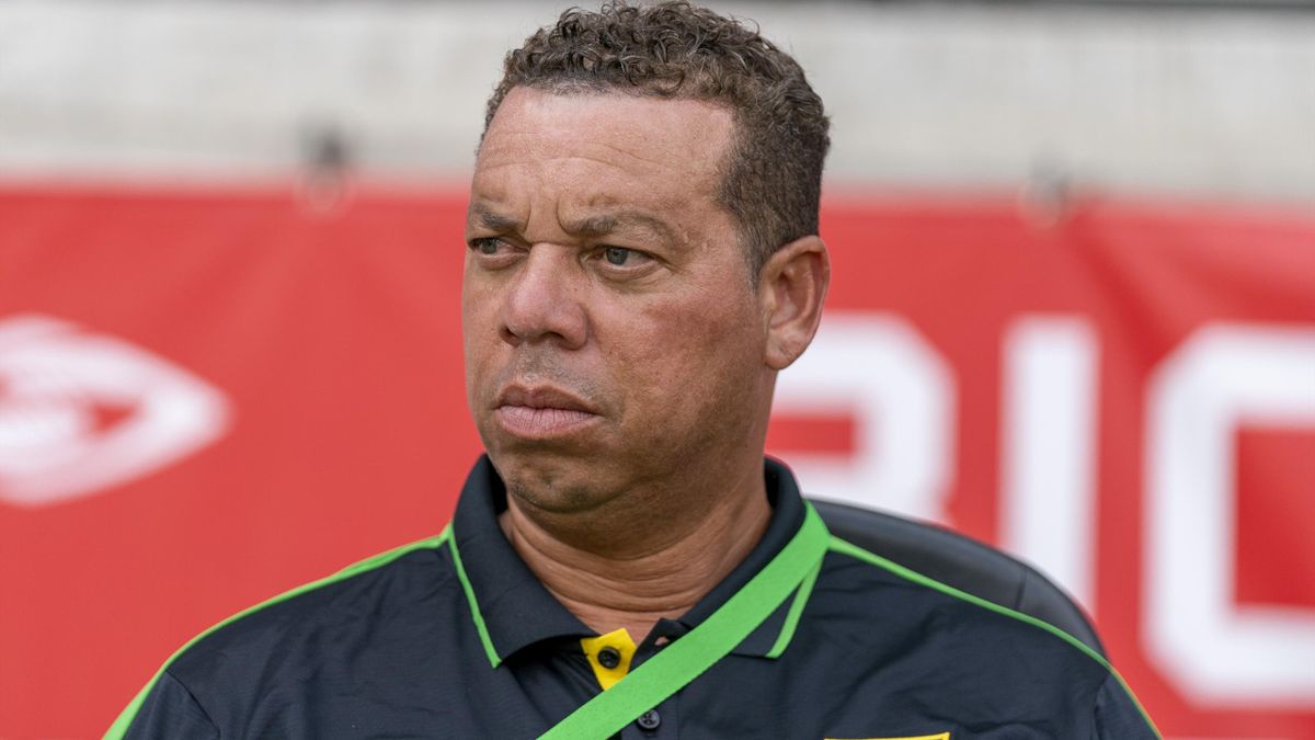 Hubert Busby Jr suspendu de son poste de sélectionneur de l'équipe féminine de Jamaïque.