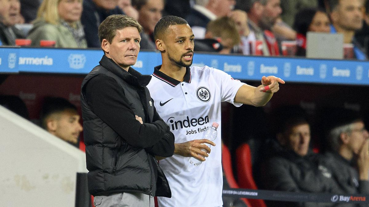 Eintracht Frankfurt: Coach Oliver Glasner mit Djibril Sow