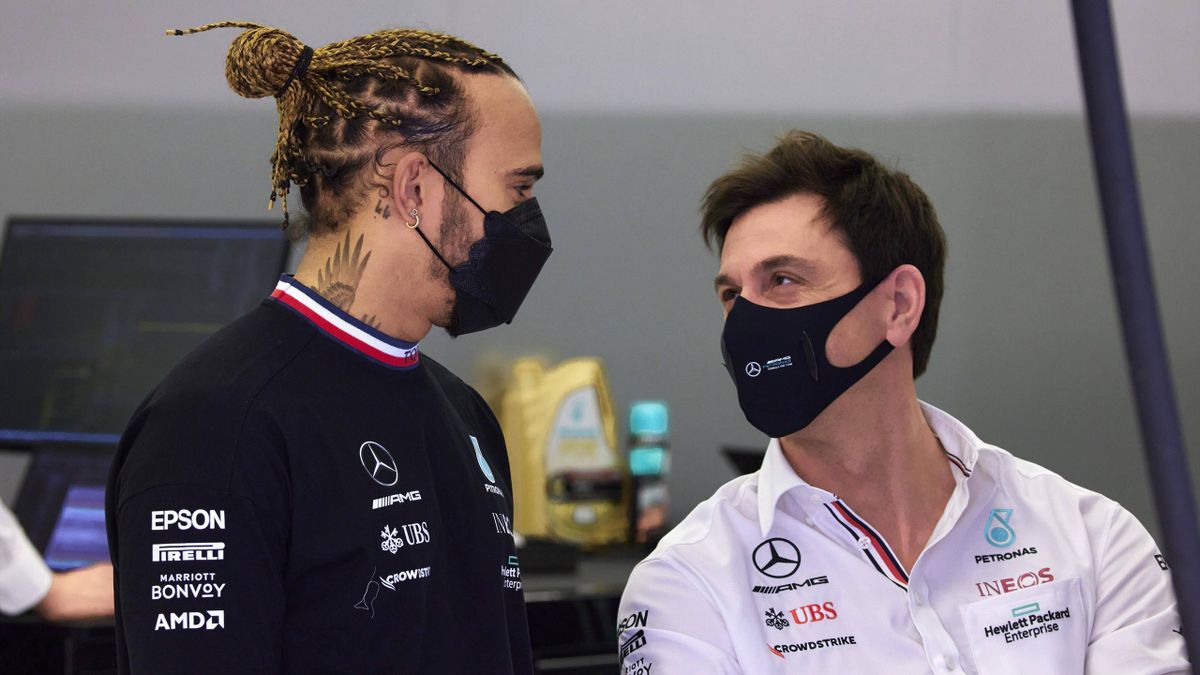 Mercedes-Teamchef Toto Wolff (rechts) mit Weltmeister Lewis Hamilton