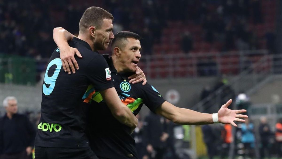Dzeko e Alexis Sanchez esultano per il gol in Inter-Roma - Coppa Italia 2021/2022
