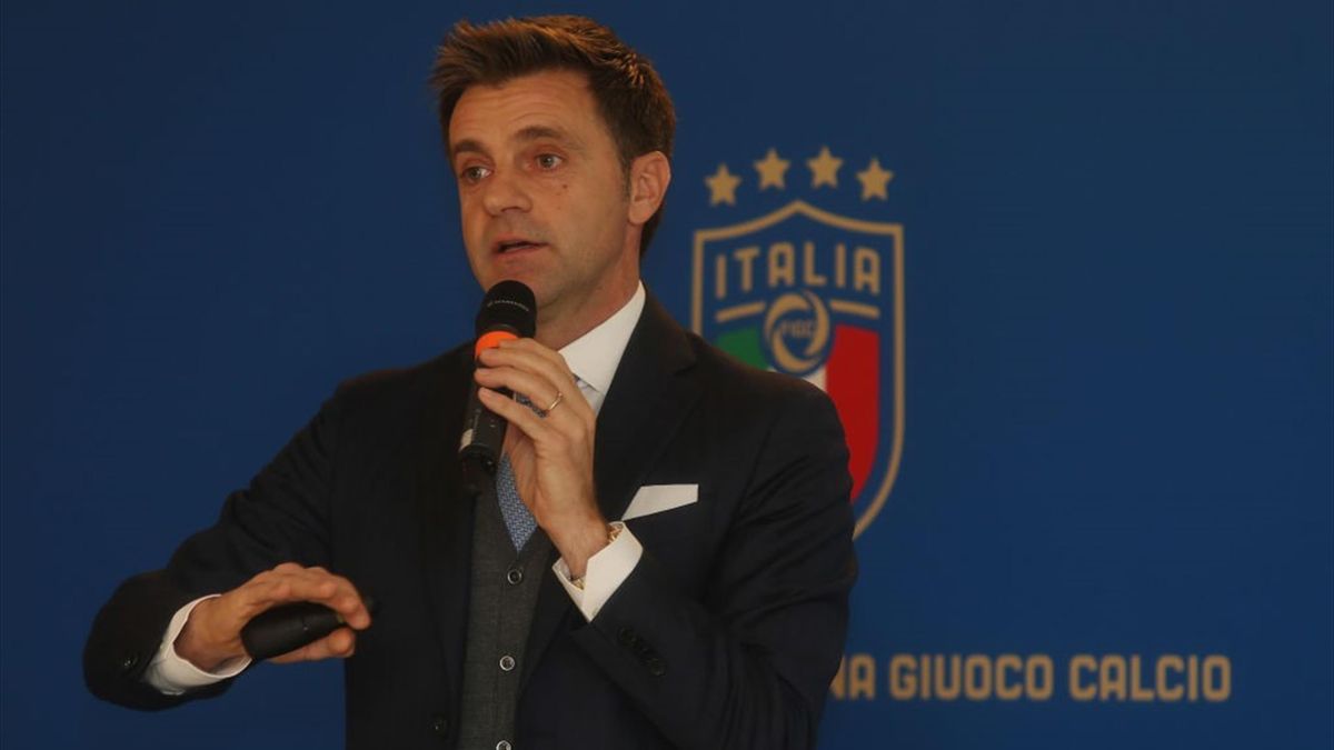 L'ex arbitro Nicola Rizzoli in una riunione in FIGC per spiegare i nuovi regolamenti - Serie A 2019/2020