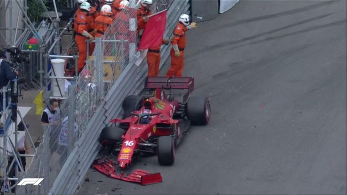 La Ferrari SF21 di Charles Leclerc distrutta dopo l'impatto alle barriere delle Piscine che ha costretto la direzione di gara ad esporre la bandiera rossa 2 minuti prima dello scadere