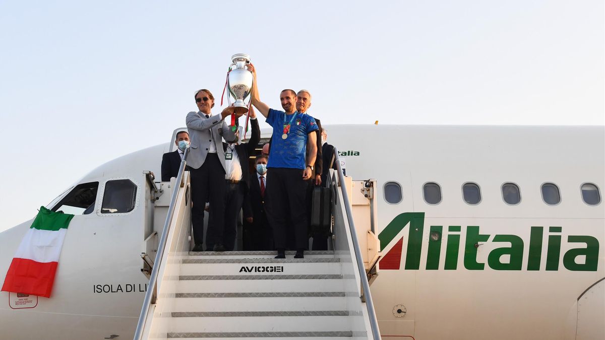 Alitalia Chiude Dall Europeo Al Mondiale 1982 I Ritorni Trionfali Azzurri Eurosport