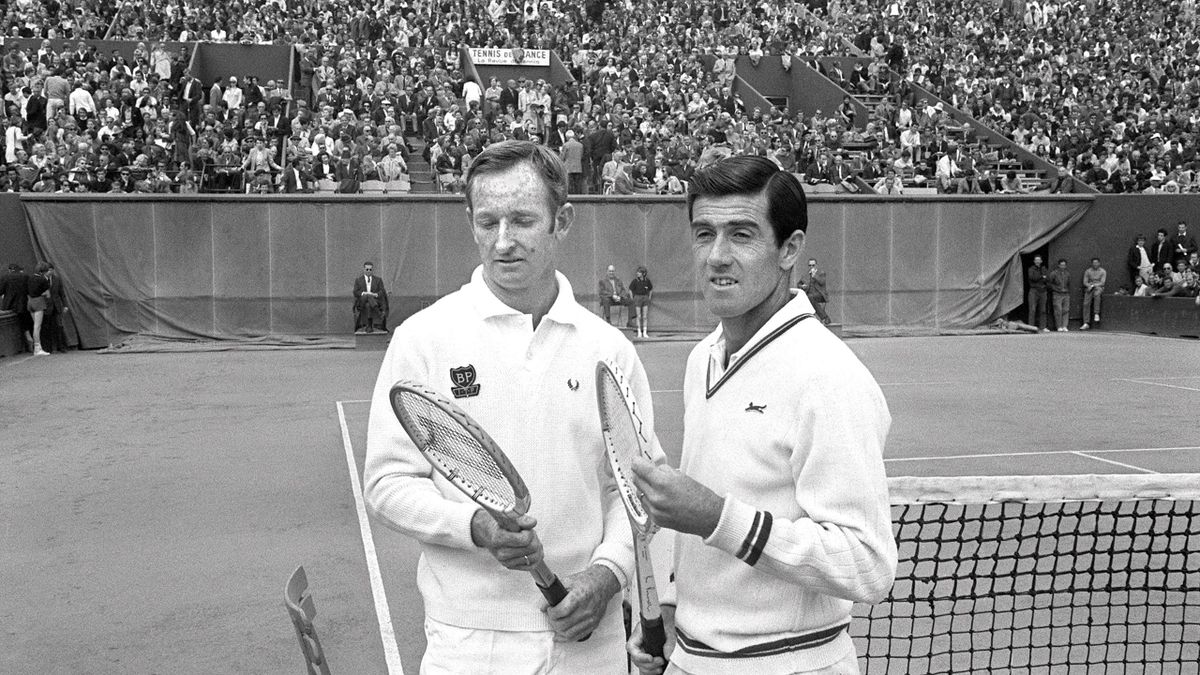 Rod Laver (stânga) și Ken Rosewall, împreună pe terenul de tenis în 1969