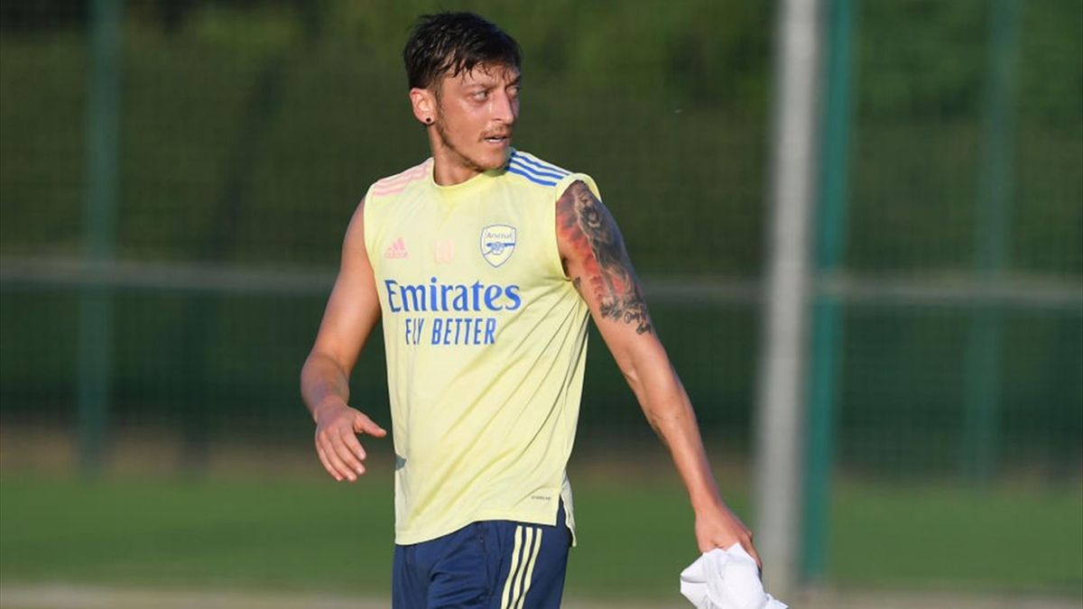 Arsenal Not Negotiating Mesut Ozil Payoff Report Eurosport