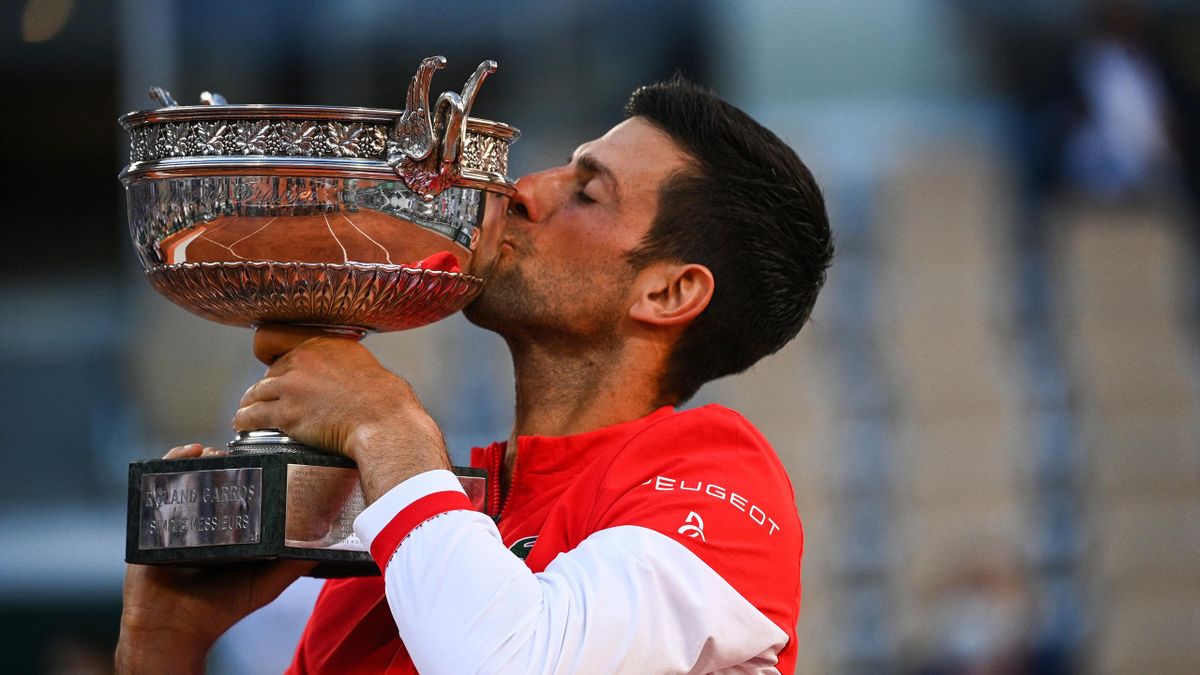 Novak Djokovic embrasse le trophée de Roland-Garros
