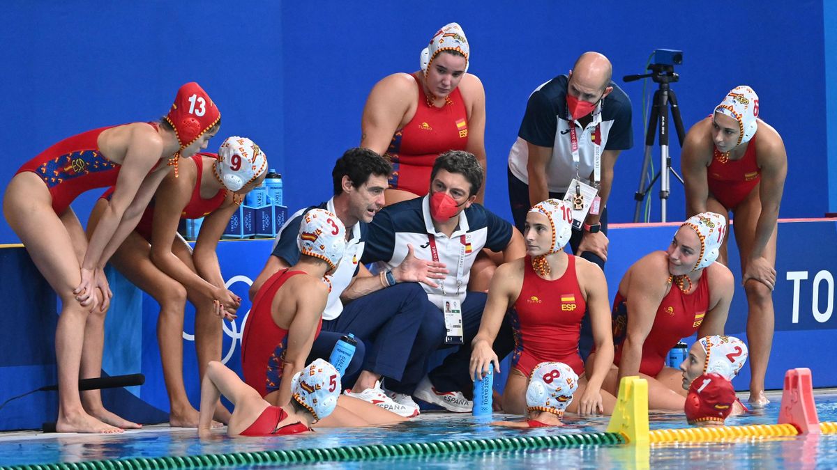 Miki Oca da instrucciones a la selección española de waterpolo durante la final de los Juegos Olímpicos de Tokio 2020.