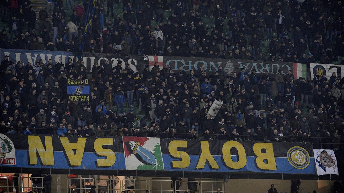 La Curva Nord Dell Inter Koulibaly Bugiardo E Piccolo Uomo Striscioni Buu Una Pagliacciata Eurosport