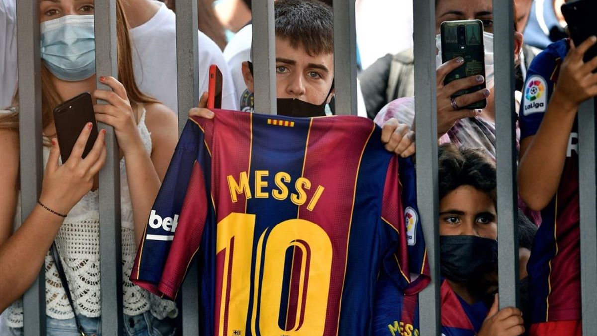 Fanii lui Messi în jurul stadionului Camp Nou