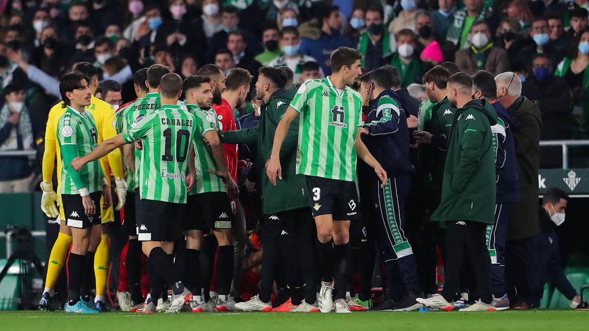 Les joueurs du FC Séville et du Betis après l'agression envers Joan Jordan lors du 8e de finale de Coupe du Roi le 15 janvier 2022