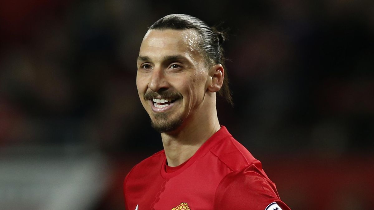 Ibrahimovic hits late penalty to salvage draw for United