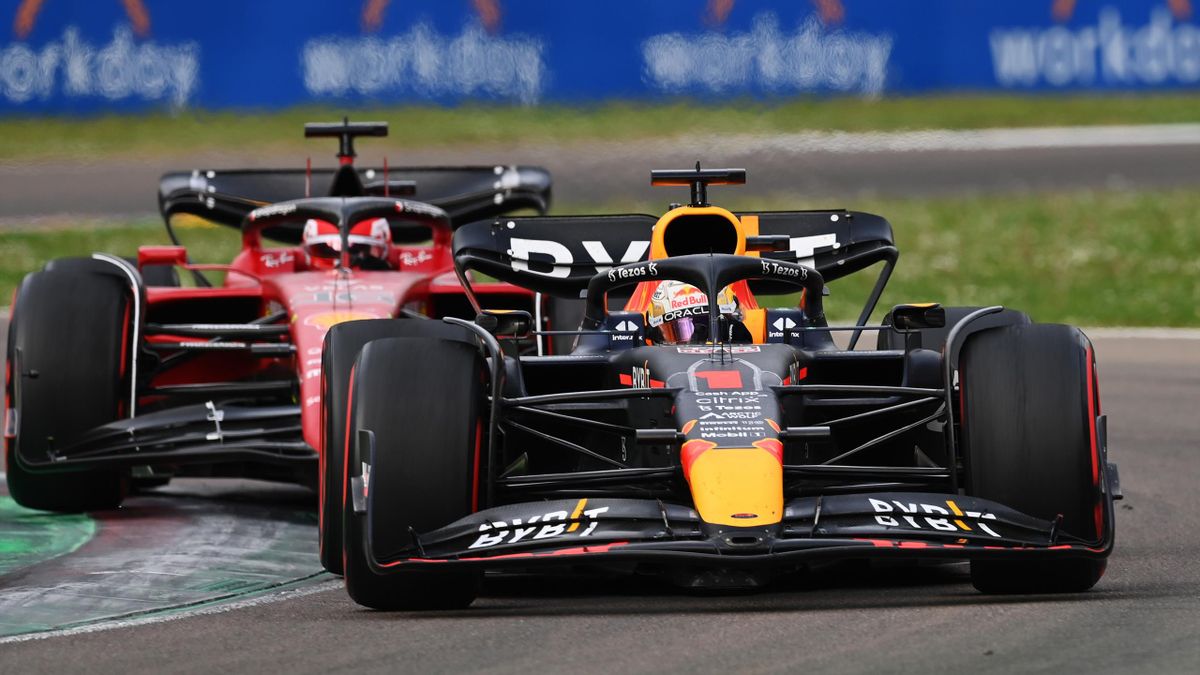 Max Verstappen (Red Bull) devant Charles Leclerc (Ferrari) lors de la course sprint du Grand Prix d'Emilie-Romagne, le 23 avril 2022 à Imola