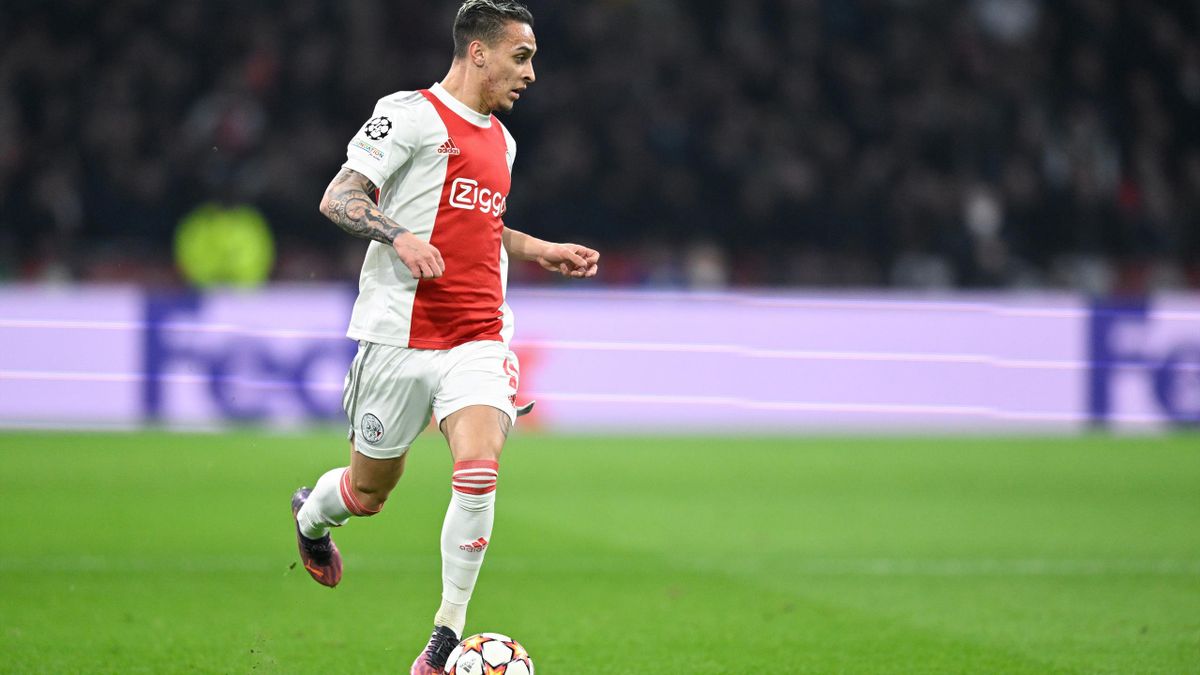 Antony of Ajax Amsterdam controls the ball during the UEFA Champions League Round Of Sixteen Leg Two match between AFC Ajax and SL Benfica at Johan Cruyff Arena on March 15, 2022 in Amsterdam, Netherlands.