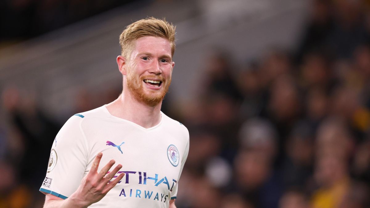 Kevin De Bruyne of Manchester City celebrates after scoring a goal to make it 1-4 during the Premier League match between Wolverhampton Wanderers and Manchester City at Molineux