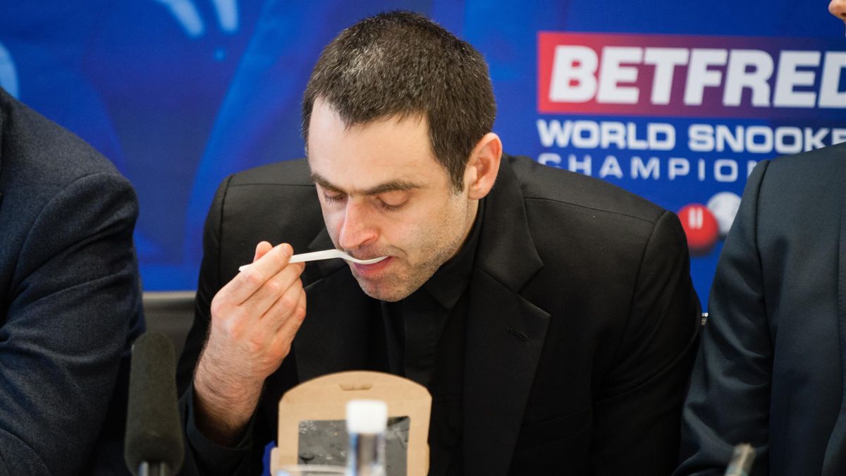 Food for thought: Ronnie O'Sullivan eats a salad.