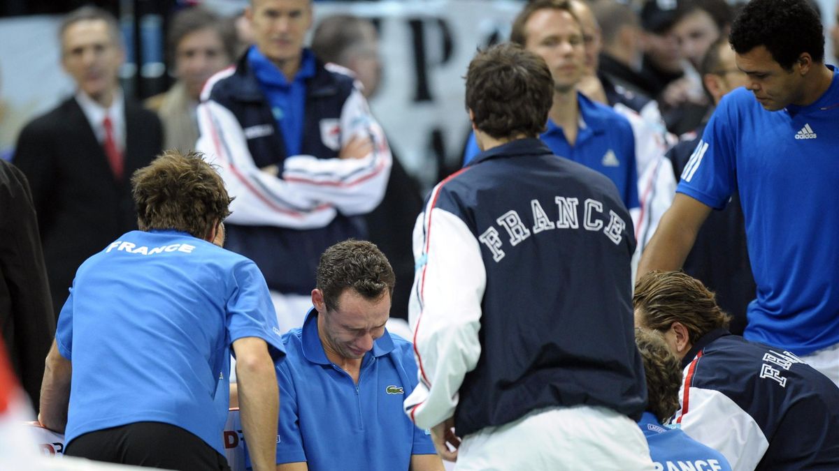 Llodra en larmes après sa défaite contre Troicki en finale de la Coupe Davis 2010 - Serbie-France