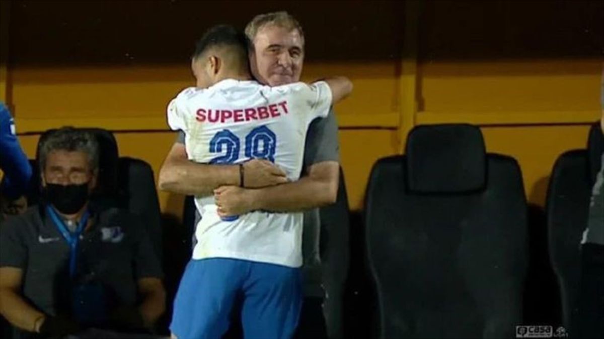 Gică Hagi, îmbrățișându-l pe Enes Sali după primul său gol în Liga 1