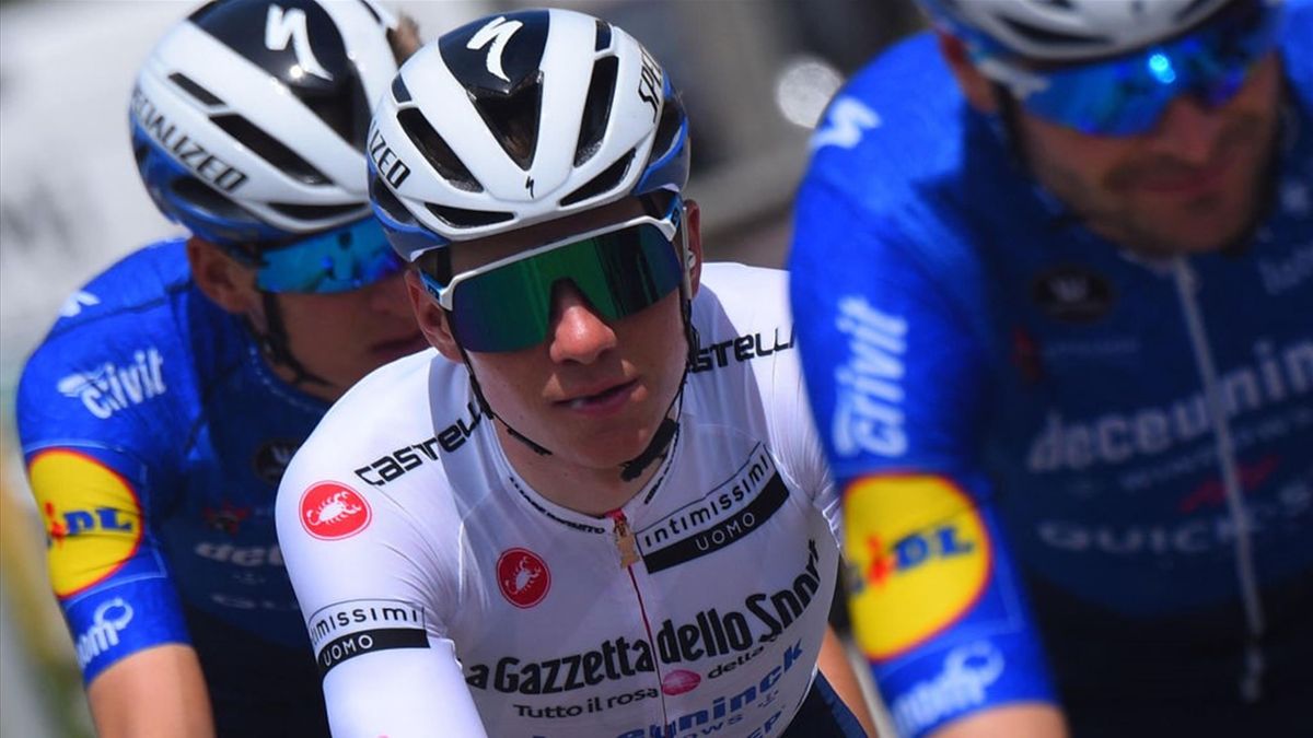 Evenepoel con la maglia bianca di miglior giovane durante la tappa di Termoli - Giro d'Italia 2021