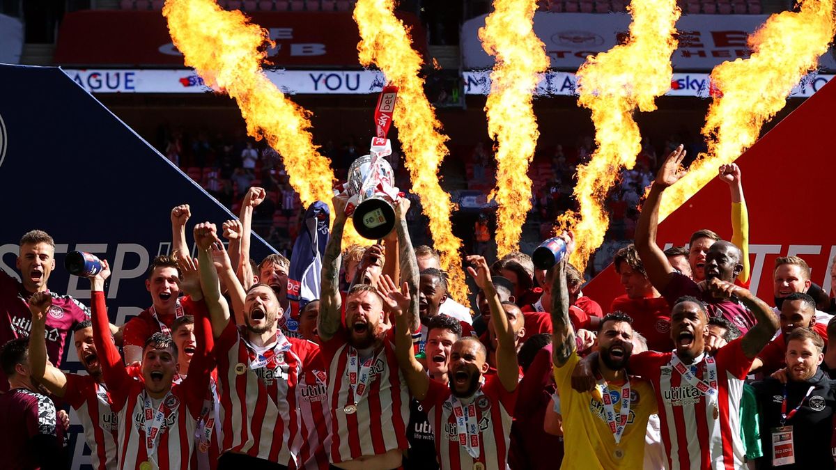 Pontus Jansson of Brentford lifts the Sky Bet Championship Play Off Trophy following victory in the Sky Bet Championship Play-off Final between Brentford FC and Swansea City at Wembley Stadium on May 29, 2021 in London, England.