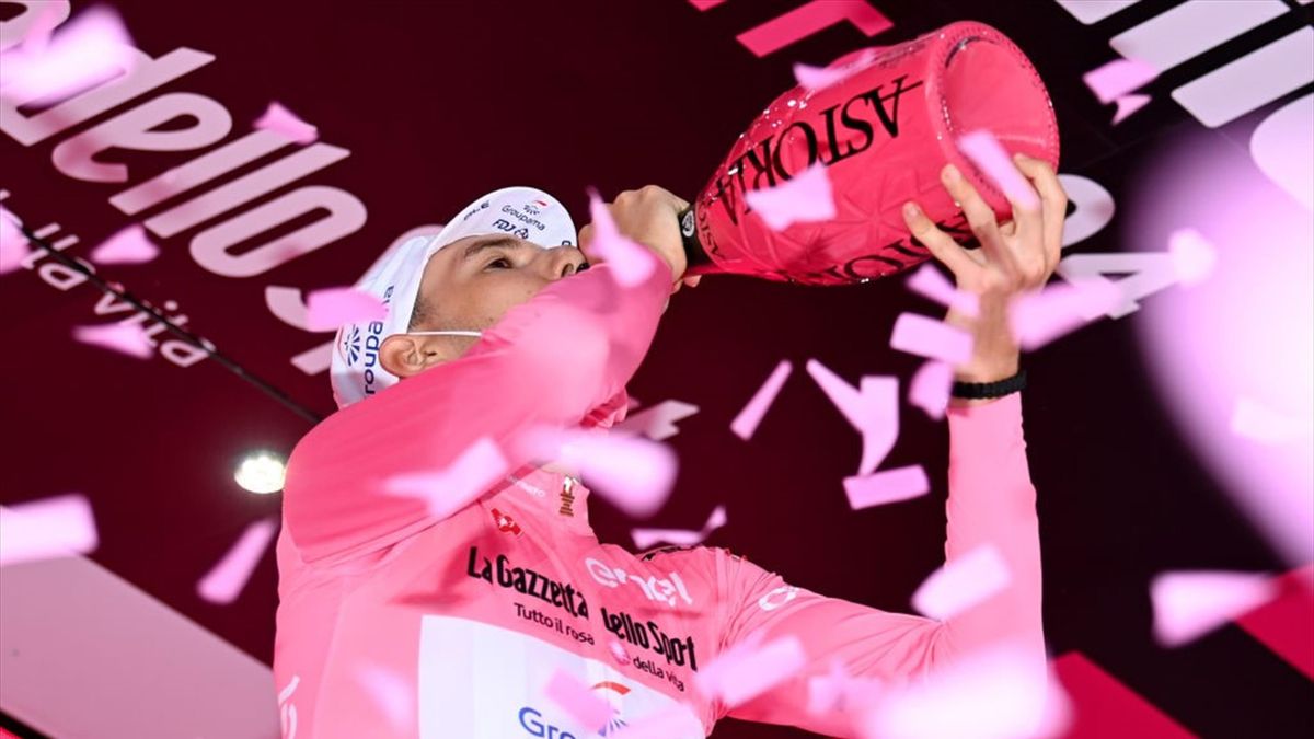 Attila Valter sul podio di Termoli con la maglia rosa - Giro d'Italia 2021