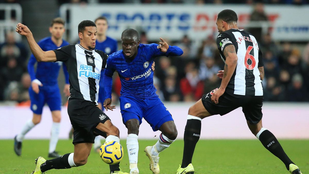 Newcastle United's Brazilian striker Joelinton (L) and Newcastle United's English defender Jamaal Lascelles (R) tackle Chelsea's French midfielder N'Golo Kante during the English Premier League football match between Newcastle United and Chelsea at St Jam