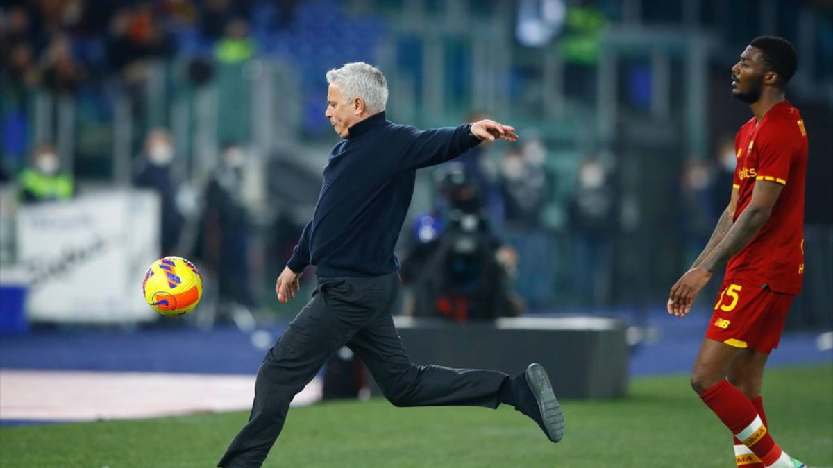 José Mourinho calcia via un pallone nel finale di Roma-Hellas Verona - Serie A 2021/2022