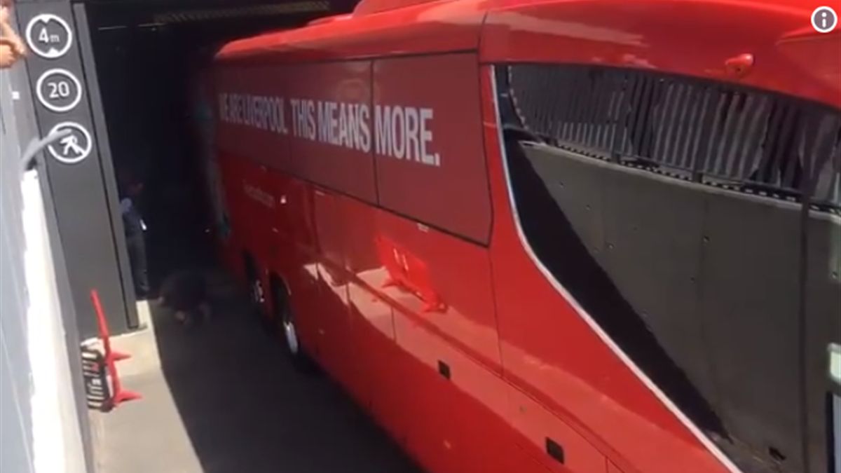 avtobus liverpulya zastryal v tunnele