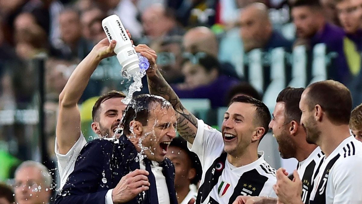 uventus coach Massimiliano Allegri celebrates winning the league after the match with Federico Bernardeschi and team mates