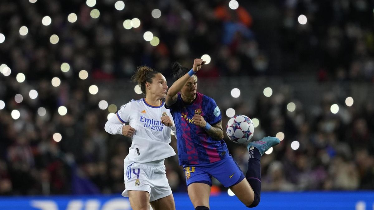 La delantera del Barcelona Jenni Hermoso disputa el balón ante la defensa alemana del Real Madrid Babett Peter durante el encuentro de vuelta de la de la UEFA Women's Champions League