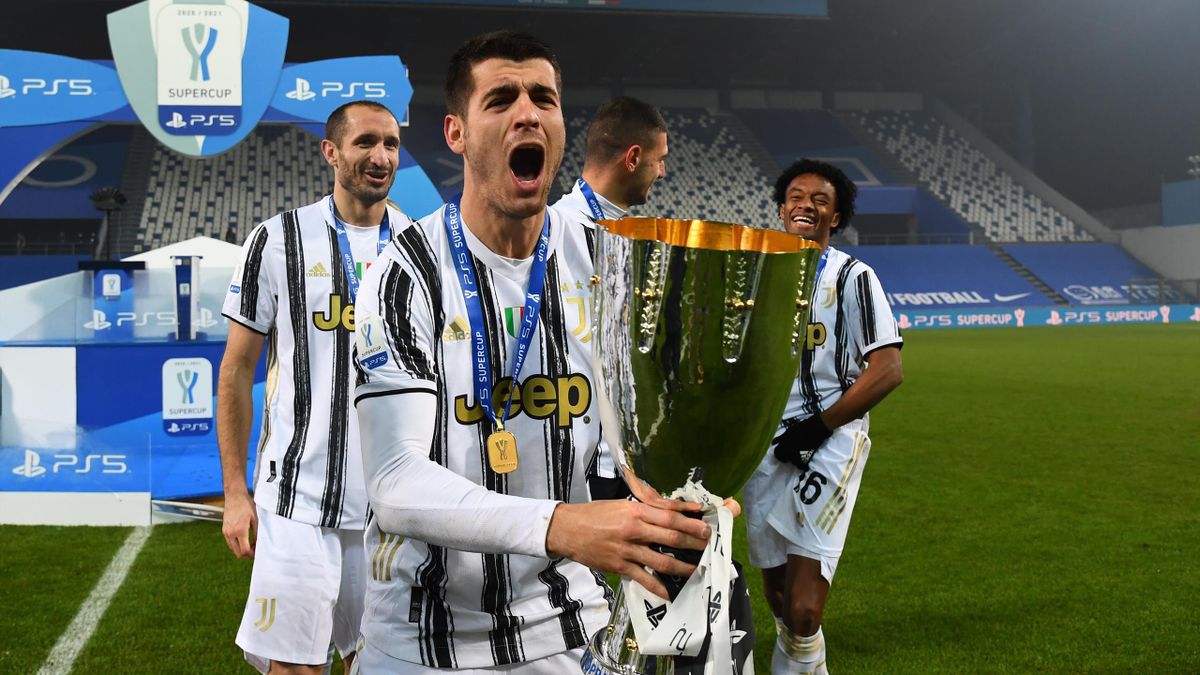 Alvaro Morata festeggia con la Supercoppa Italiana, Getty Images