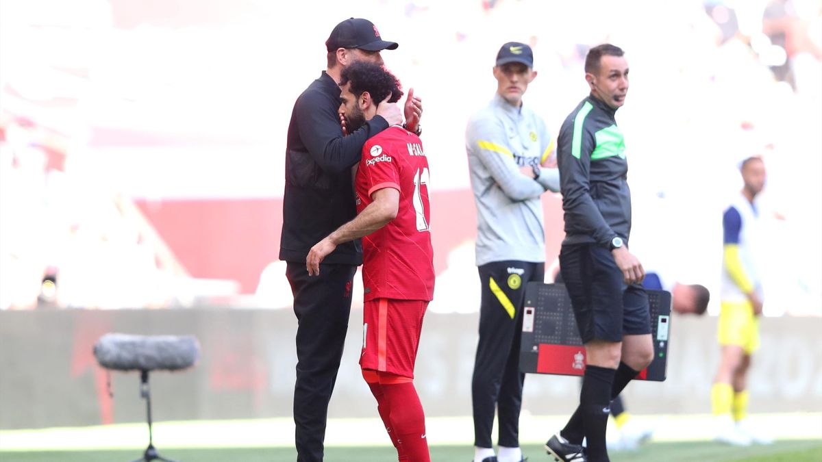 Liverpool manager Jurgen Klopp consoles Mohamed Salah after he leaves the pitch injured during The FA Cup Final match between Chelsea and Liverpool at Wembley Stadium on May 14, 2022 in London, England
