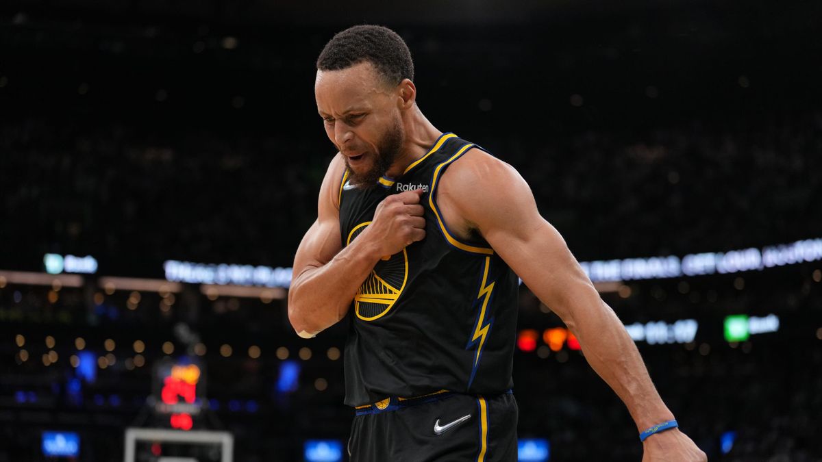Stephen Curry (Golden State Warriors) peut bomber le torse : il a réussi une performance incroyable dans le match 4 des Finales face à Boston