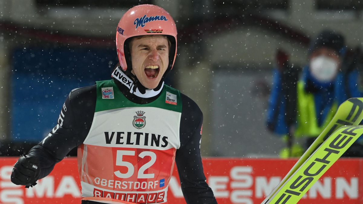 Karl Geiger jubelt nach seinem Sieg in Oberstdorf