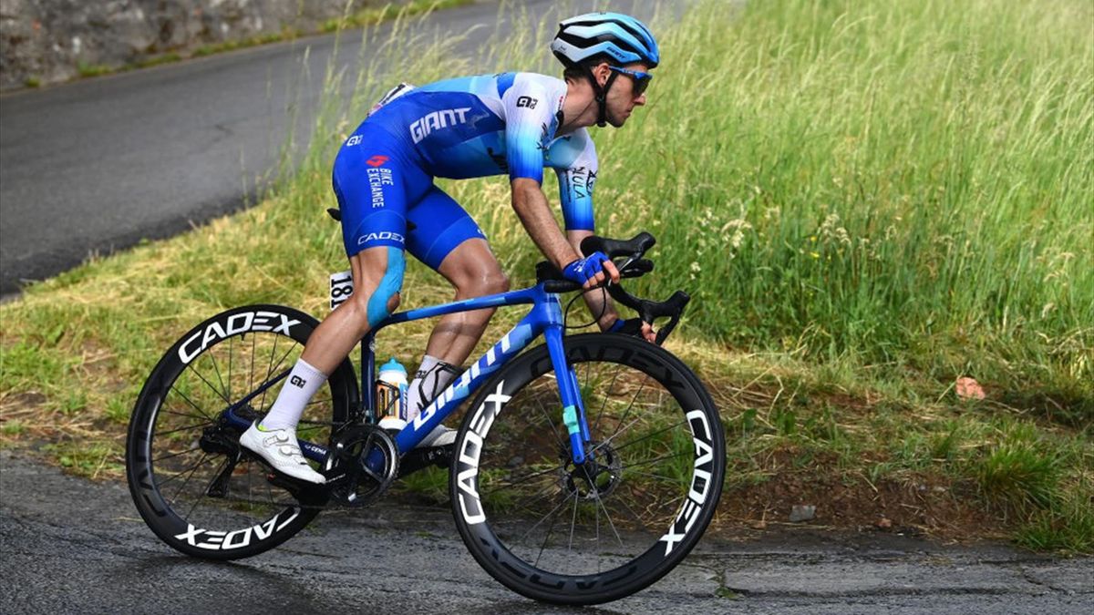 Simon Yates durante un tratto di discesa - Giro d'Italia 2022