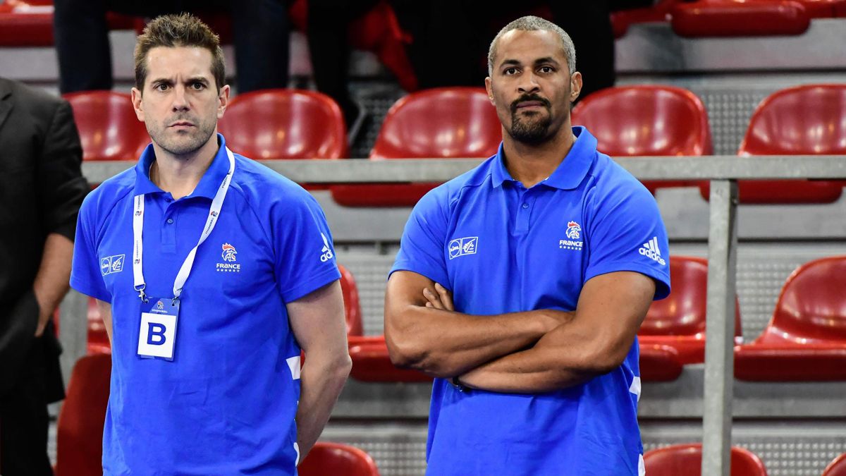 Guillaume Gille, à gaucjhe, le nouveau sélectionneur de l'équipe de France de handball remplace Didier Dinart (à droite)