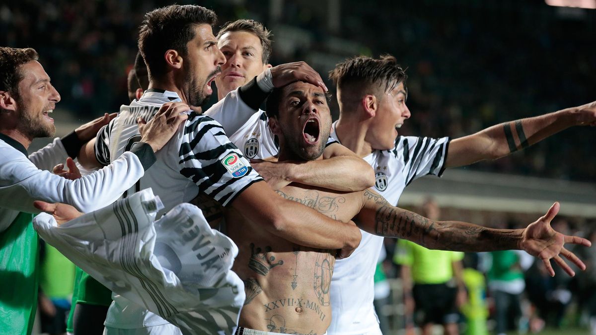 Daniel Alves da Silva of Juventus FC (2nd R) celebrates his goal with his team-mates during the Serie A match between Atalanta BC and Juventus FC
