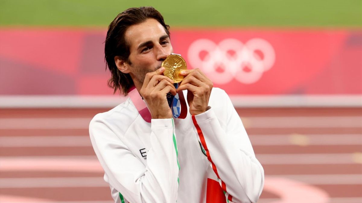 Gianmarco Tamberi bacia la medaglia d'oro vinta nel salto in alto alle Olimpiadi di Tokyo 2020