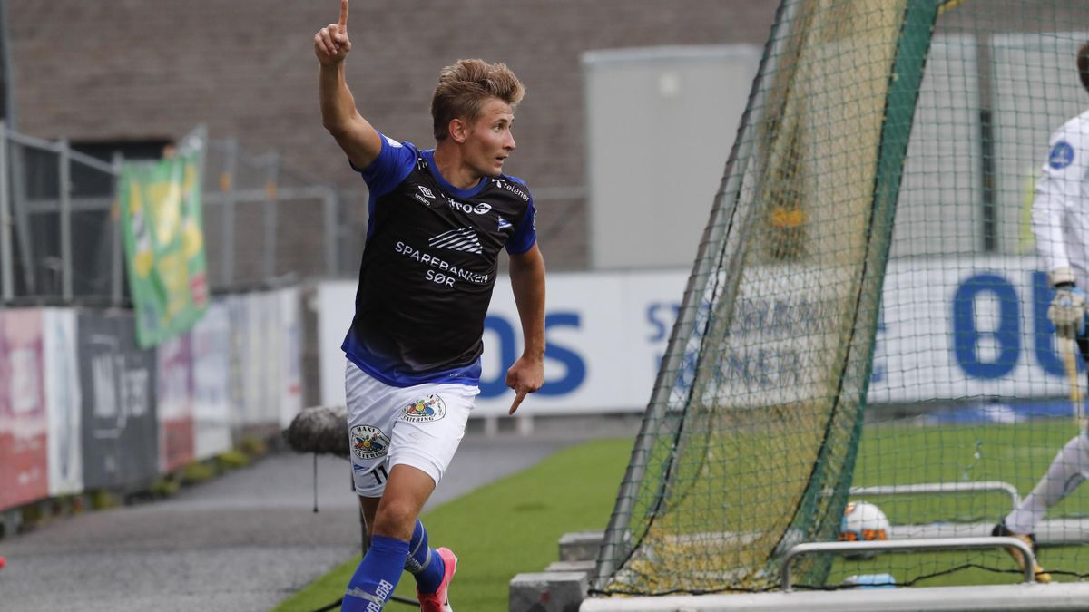 Starts Steffen Lie Skålevik jubler over sin 0-1 scoring mot Ull/Kisa torsdag kveld.
