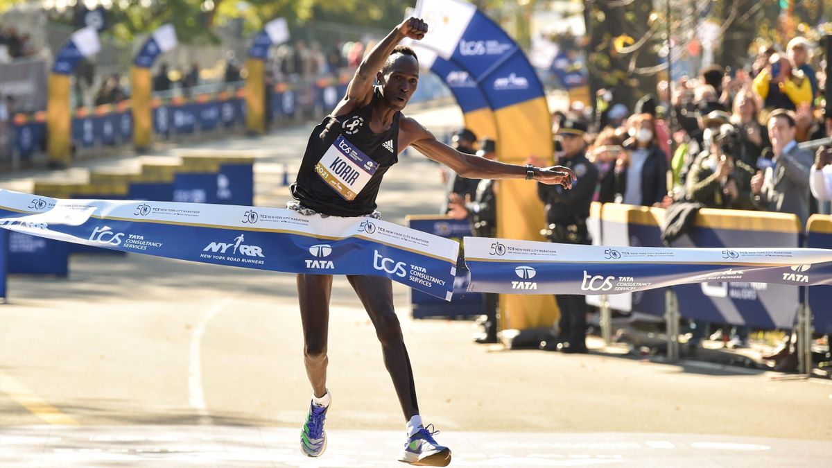 Albert Korir bejubelt seinen Sieg in New York mit einem Hüpfer ins Ziel