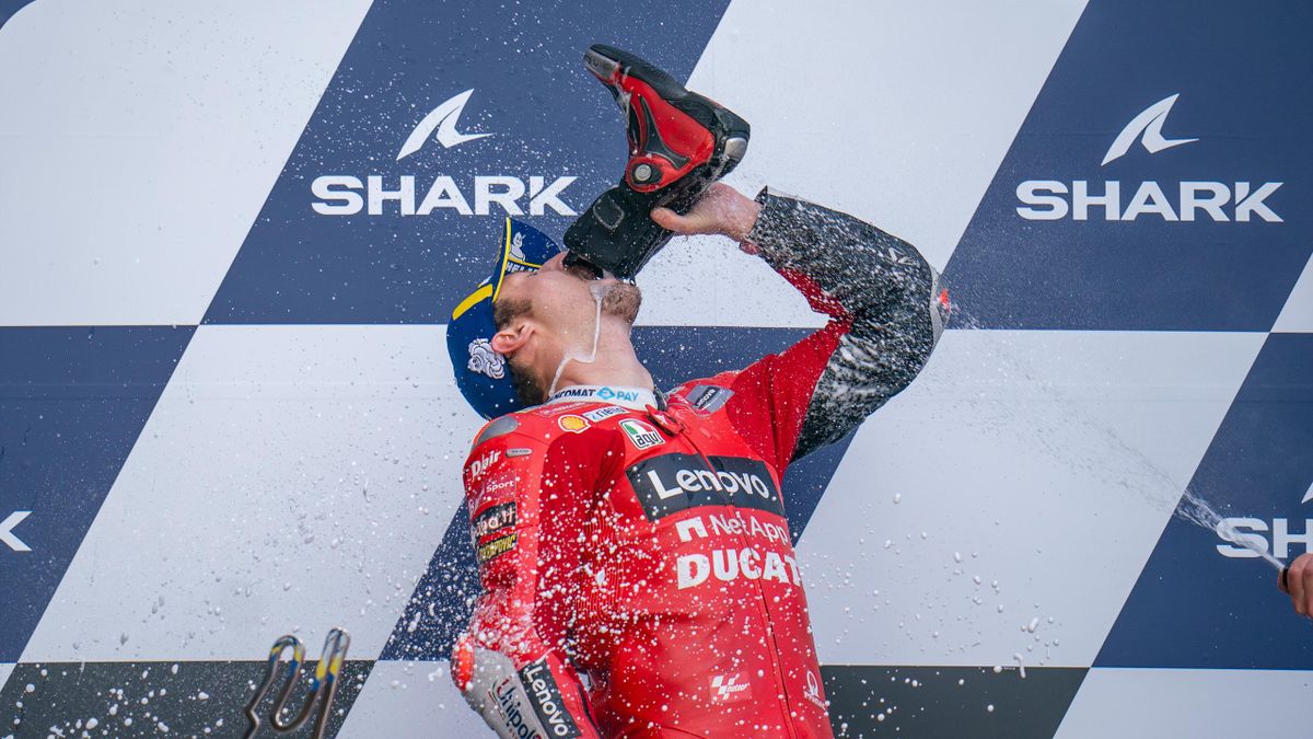 Jack Miller festeggia la seconda vittoria in MotoGP bevendo lo champagne con lo stivale: un gesto che in F1 ha reso famoso un suo connazionale come Daniel Ricciardo