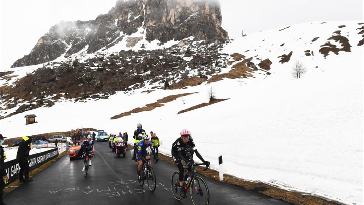 Corridori durante la scalata del Passo Giau - Giro d'Italia 2021