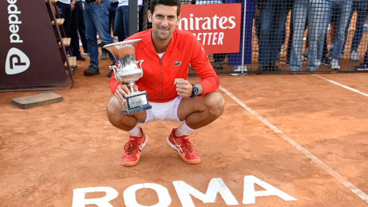 Novak Djokovic poseert met de beker.