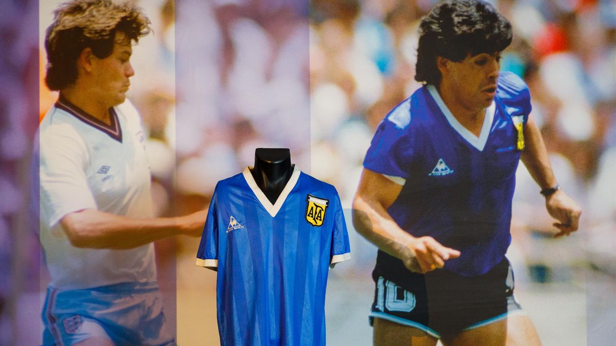 Le maillot de Diego Armando Maradona, porté lors du quart de finale de la Coupe du monde 1986, mis aux enchères à Londres