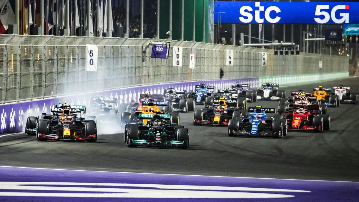 New start, in the lead Lewis Hamilton, Max Verstappen, Esteban Ocon, Valtteri Bottas and Charles Leclerc during the Grand Prix Formula One of Saudi Arabia on December 05, 2021 in Jeddah, Saudi Arabia