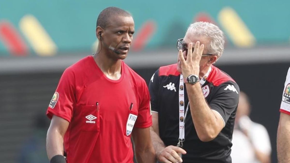 Tunisia-Mali, Coppa d'Africa 2021 (12 gennaio 2022): il commissario tecnico tunisino Mondher Kebaier chiede energicamente spiegazioni all'arbitro zambiano Janny Sikazwe, dopo il triplice fischio arrivato inspiegabilmente prima del 90' (Getty Images)